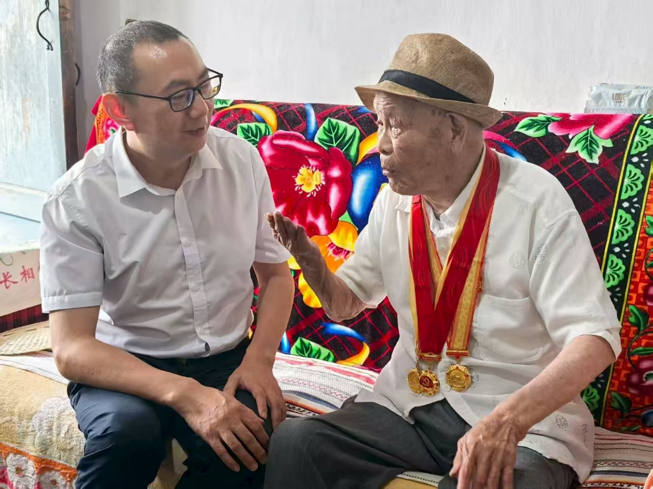 慰問林業(yè)集團(tuán)百歲革命老兵